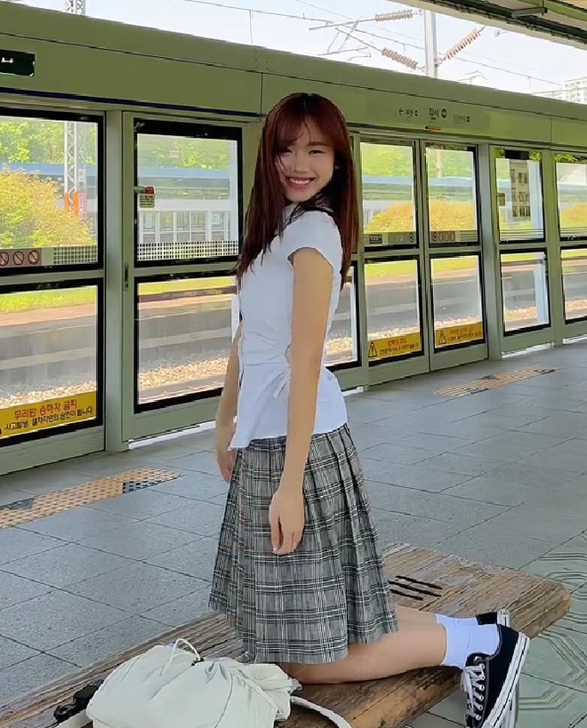 Mê mẩn "style bạn gái" của Meichan: Diện đồ bình dân mà siêu xinh siêu cuốn, có item giá chưa đến 100 "cành"- Ảnh 8. Mê mẩn "style bạn gái" của Meichan: Diện đồ bình dân mà siêu xinh siêu cuốn, có item giá chưa đến 100 "cành"- Ảnh 8.