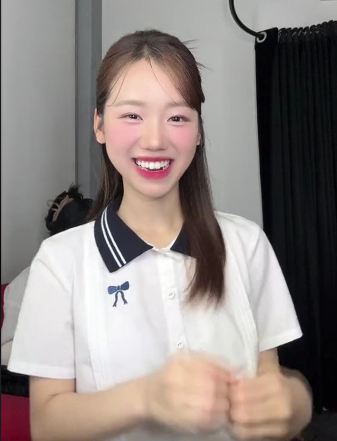 Mê mẩn "style bạn gái" của Meichan: Diện đồ bình dân mà siêu xinh siêu cuốn, có item giá chưa đến 100 "cành"- Ảnh 11. Mê mẩn "style bạn gái" của Meichan: Diện đồ bình dân mà siêu xinh siêu cuốn, có item giá chưa đến 100 "cành"- Ảnh 11.