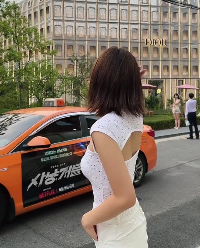 Mê mẩn "style bạn gái" của Meichan: Diện đồ bình dân mà siêu xinh siêu cuốn, có item giá chưa đến 100 "cành"- Ảnh 17. Mê mẩn "style bạn gái" của Meichan: Diện đồ bình dân mà siêu xinh siêu cuốn, có item giá chưa đến 100 "cành"- Ảnh 17.