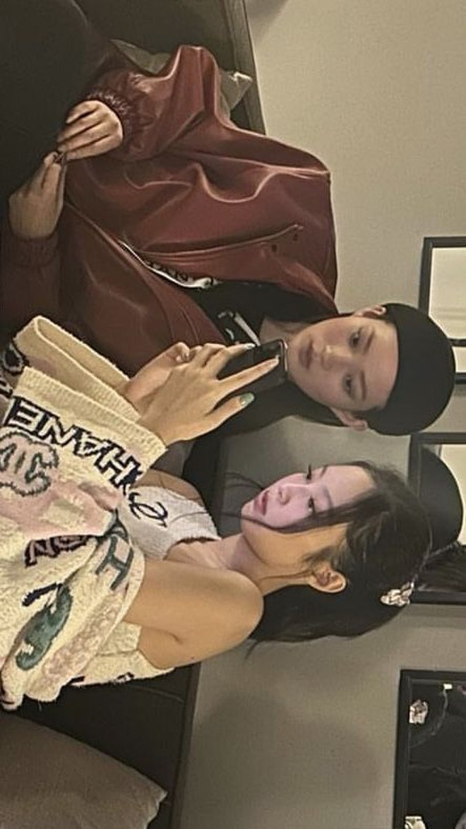 Đôi bạn thân gây bão tại show Jacquemus với cái chạm tay 3 giây, diễn xong là bật mood slay điên đảo- Ảnh 12.