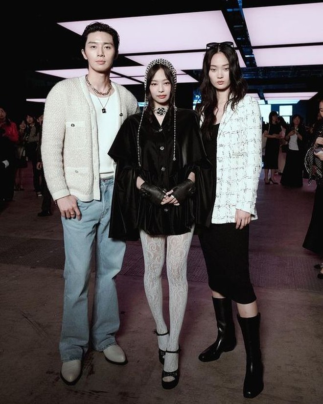 Đôi bạn thân gây bão tại show Jacquemus với cái chạm tay 3 giây, diễn xong là bật mood slay điên đảo- Ảnh 10.