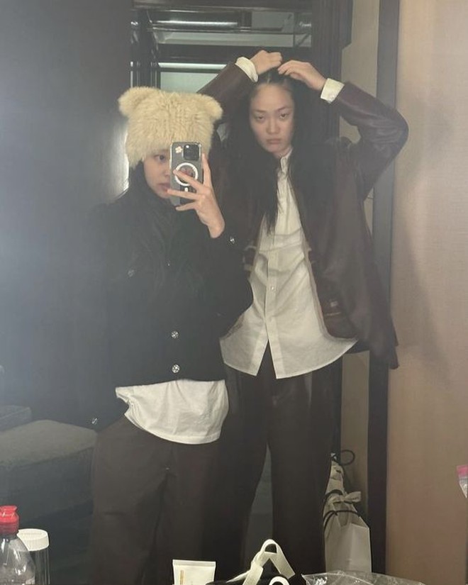 Đôi bạn thân gây bão tại show Jacquemus với cái chạm tay 3 giây, diễn xong là bật mood slay điên đảo- Ảnh 14.