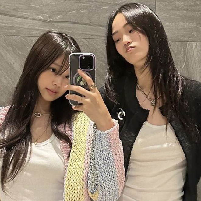 Đôi bạn thân gây bão tại show Jacquemus với cái chạm tay 3 giây, diễn xong là bật mood slay điên đảo- Ảnh 13.