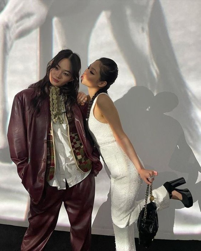 Đôi bạn thân gây bão tại show Jacquemus với cái chạm tay 3 giây, diễn xong là bật mood slay điên đảo- Ảnh 11.