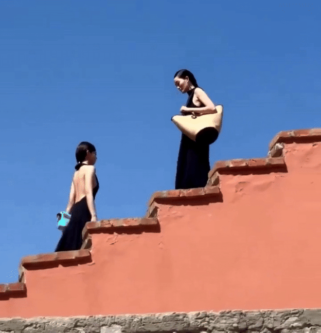 Đôi bạn thân gây bão tại show Jacquemus với cái chạm tay 3 giây, diễn xong là bật mood slay điên đảo- Ảnh 1.