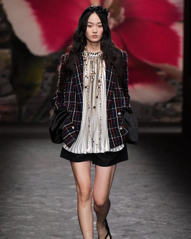 Đôi bạn thân gây bão tại show Jacquemus với cái chạm tay 3 giây, diễn xong là bật mood slay điên đảo- Ảnh 9.
