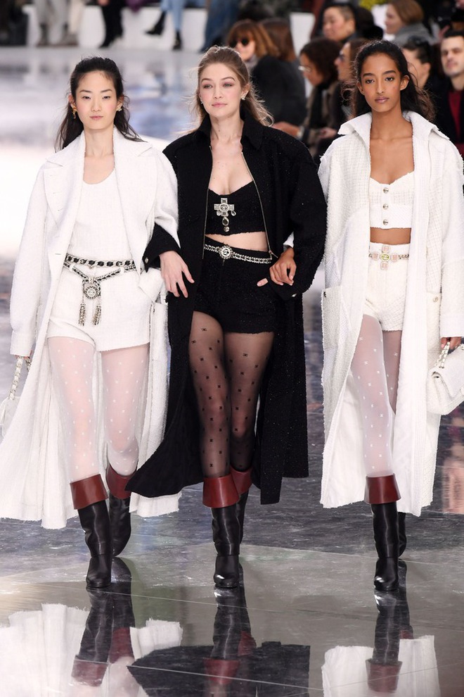 Đôi bạn thân gây bão tại show Jacquemus với cái chạm tay 3 giây, diễn xong là bật mood slay điên đảo- Ảnh 23.