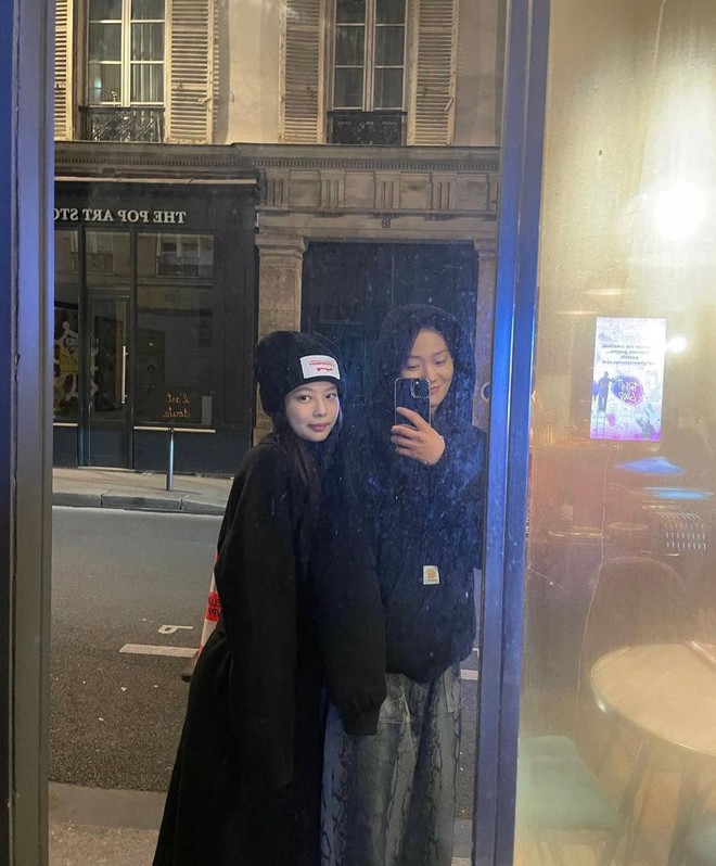 Đôi bạn thân gây bão tại show Jacquemus với cái chạm tay 3 giây, diễn xong là bật mood slay điên đảo- Ảnh 17.