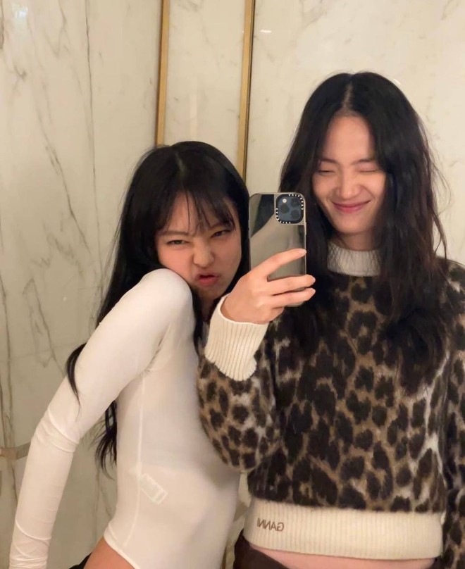 Đôi bạn thân gây bão tại show Jacquemus với cái chạm tay 3 giây, diễn xong là bật mood slay điên đảo- Ảnh 16.