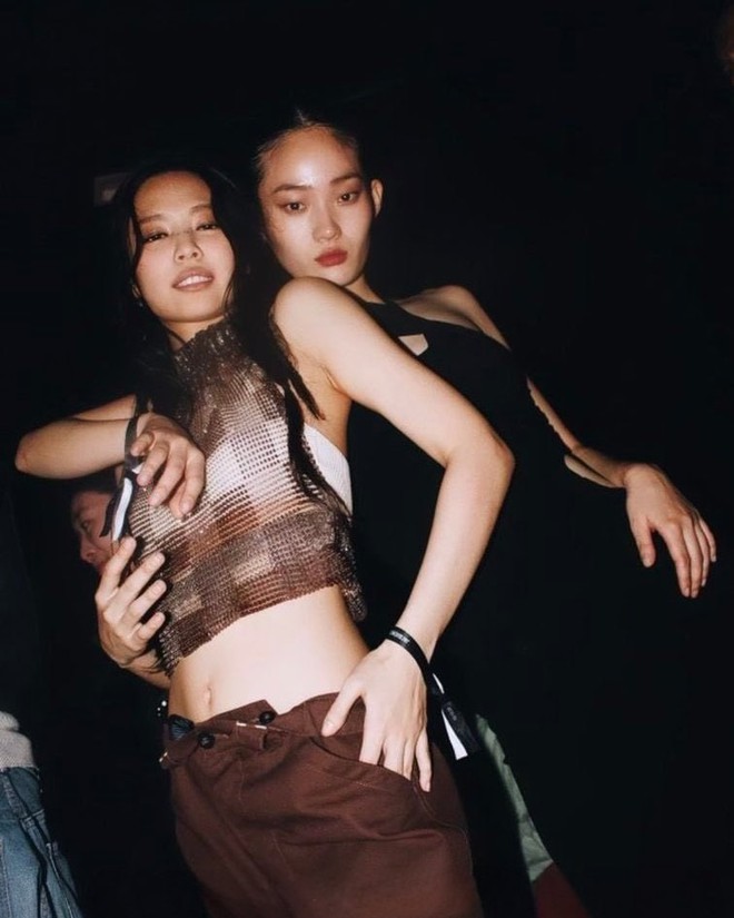 Đôi bạn thân gây bão tại show Jacquemus với cái chạm tay 3 giây, diễn xong là bật mood slay điên đảo- Ảnh 18.