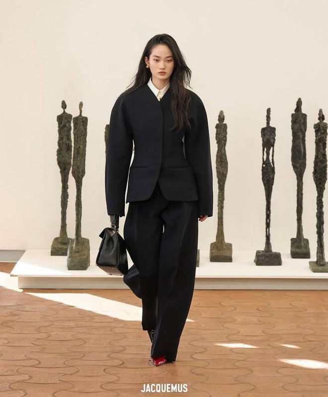 Đôi bạn thân gây bão tại show Jacquemus với cái chạm tay 3 giây, diễn xong là bật mood slay điên đảo- Ảnh 20.
