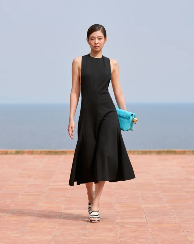 Đôi bạn thân gây bão tại show Jacquemus với cái chạm tay 3 giây, diễn xong là bật mood slay điên đảo- Ảnh 3.