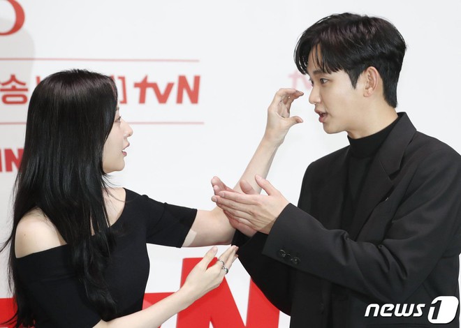 Kim Soo Hyun tiếp tục diện item "vật bất ly thân" mà chỉ Kim Ji Won mới bỏ xuống được- Ảnh 10. Kim Soo Hyun tiếp tục diện item "vật bất ly thân" mà chỉ Kim Ji Won mới bỏ xuống được- Ảnh 10.