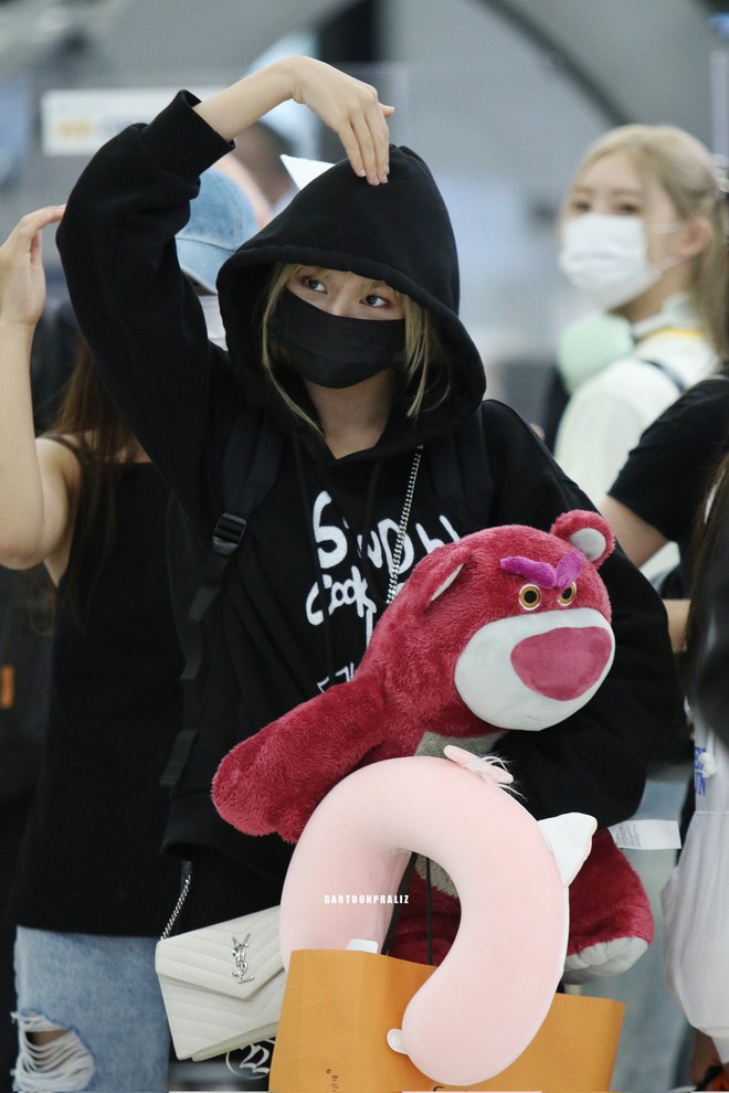 Nữ idol 2k9 khiến netizen đồng lòng cảm thán: Body 15 tuổi đã đỉnh thế này, vài năm nữa còn cháy đến cỡ nào nữa!- Ảnh 11. Nữ idol 2k9 khiến netizen đồng lòng cảm thán: Body 15 tuổi đã đỉnh thế này, vài năm nữa còn cháy đến cỡ nào nữa!- Ảnh 11.
