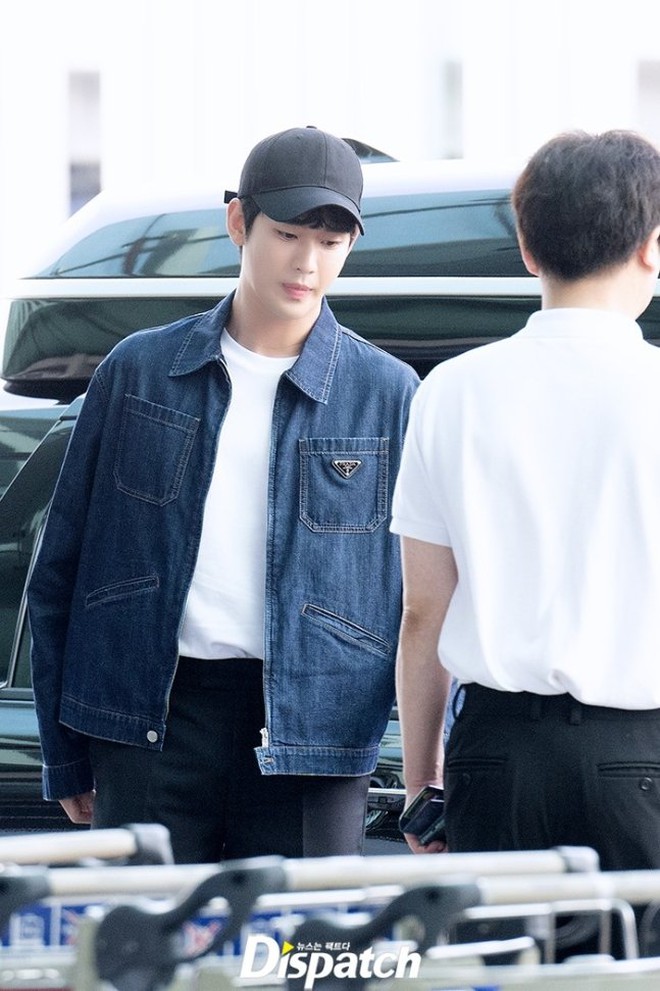 Kim Soo Hyun tiếp tục diện item "vật bất ly thân" mà chỉ Kim Ji Won mới bỏ xuống được- Ảnh 1. Kim Soo Hyun tiếp tục diện item "vật bất ly thân" mà chỉ Kim Ji Won mới bỏ xuống được- Ảnh 1.