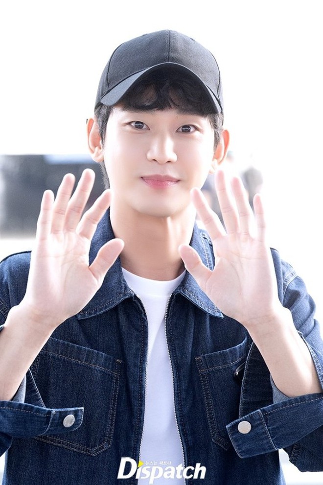 Kim Soo Hyun tiếp tục diện item "vật bất ly thân" mà chỉ Kim Ji Won mới bỏ xuống được- Ảnh 5. Kim Soo Hyun tiếp tục diện item "vật bất ly thân" mà chỉ Kim Ji Won mới bỏ xuống được- Ảnh 5.