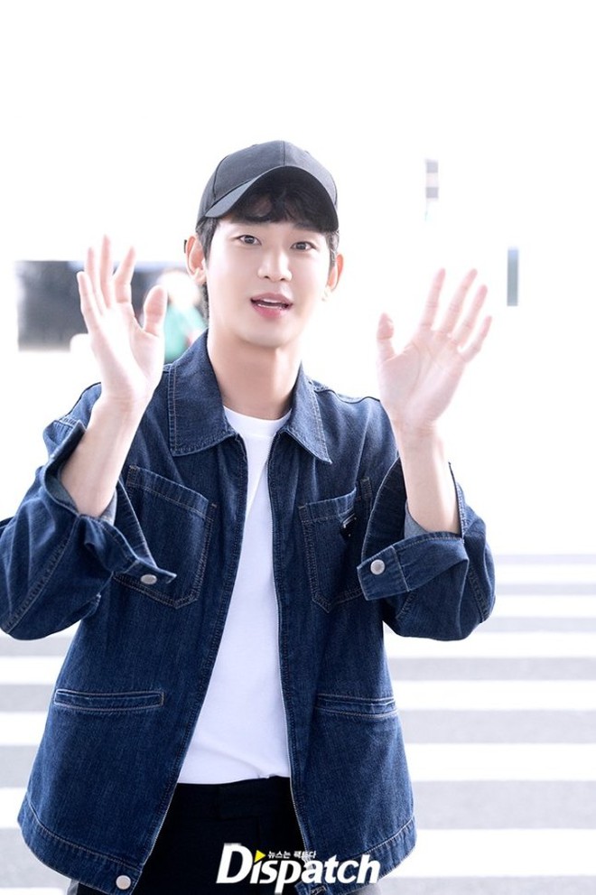 Kim Soo Hyun tiếp tục diện item "vật bất ly thân" mà chỉ Kim Ji Won mới bỏ xuống được- Ảnh 3. Kim Soo Hyun tiếp tục diện item "vật bất ly thân" mà chỉ Kim Ji Won mới bỏ xuống được- Ảnh 3.