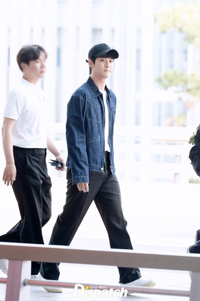 Kim Soo Hyun tiếp tục diện item "vật bất ly thân" mà chỉ Kim Ji Won mới bỏ xuống được- Ảnh 4. Kim Soo Hyun tiếp tục diện item "vật bất ly thân" mà chỉ Kim Ji Won mới bỏ xuống được- Ảnh 4.