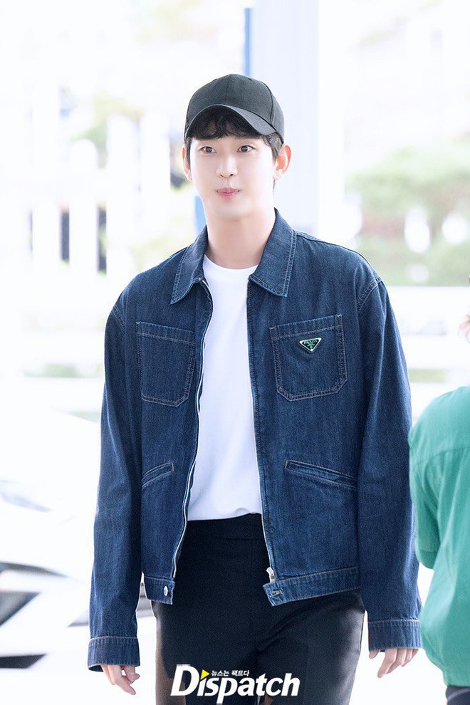Kim Soo Hyun tiếp tục diện item "vật bất ly thân" mà chỉ Kim Ji Won mới bỏ xuống được- Ảnh 2. Kim Soo Hyun tiếp tục diện item "vật bất ly thân" mà chỉ Kim Ji Won mới bỏ xuống được- Ảnh 2.
