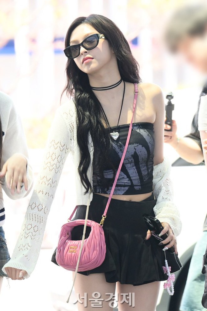 Nữ idol 2k9 khiến netizen đồng lòng cảm thán: Body 15 tuổi đã đỉnh thế này, vài năm nữa còn cháy đến cỡ nào nữa!- Ảnh 3. Nữ idol 2k9 khiến netizen đồng lòng cảm thán: Body 15 tuổi đã đỉnh thế này, vài năm nữa còn cháy đến cỡ nào nữa!- Ảnh 3.