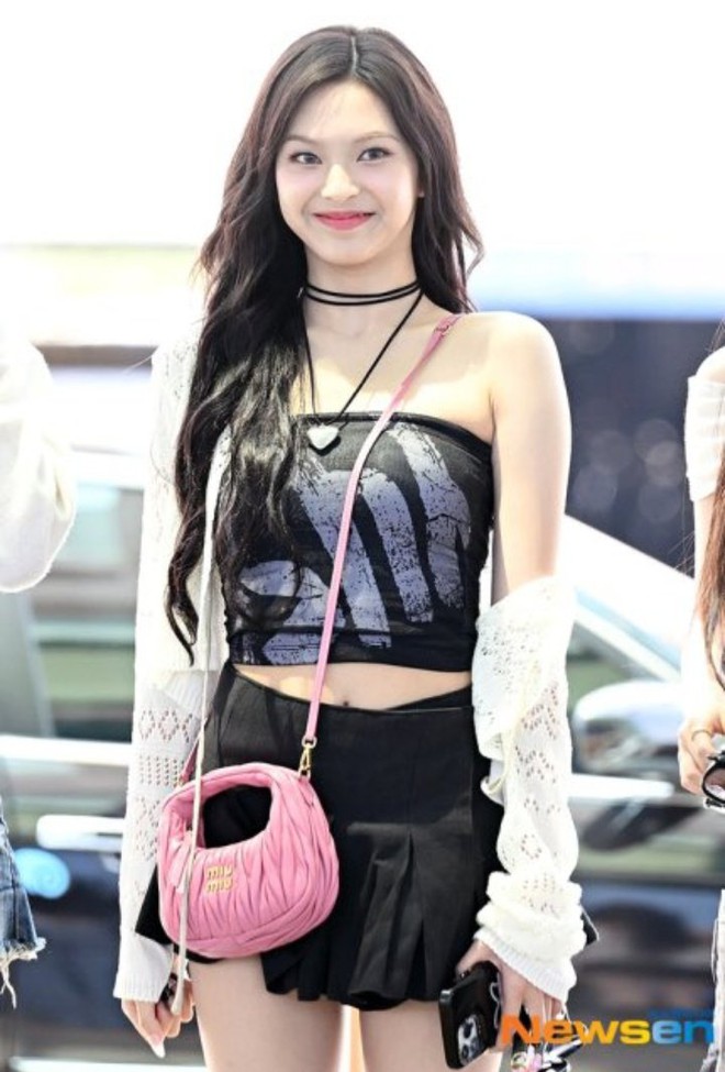 Nữ idol 2k9 khiến netizen đồng lòng cảm thán: Body 15 tuổi đã đỉnh thế này, vài năm nữa còn cháy đến cỡ nào nữa!- Ảnh 4. Nữ idol 2k9 khiến netizen đồng lòng cảm thán: Body 15 tuổi đã đỉnh thế này, vài năm nữa còn cháy đến cỡ nào nữa!- Ảnh 4.