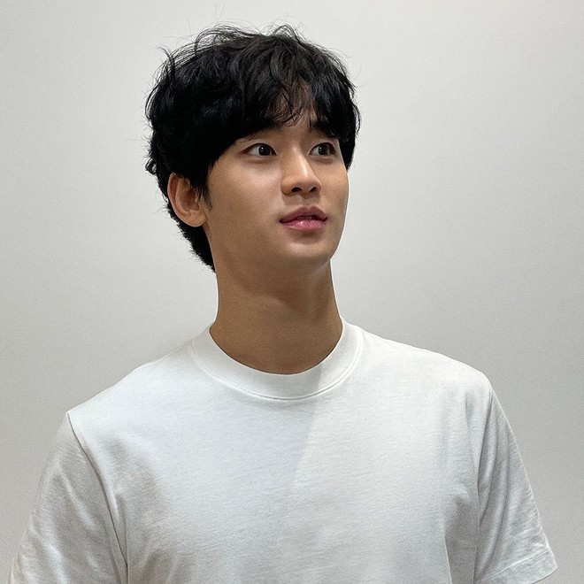 Kim Soo Hyun tiếp tục diện item "vật bất ly thân" mà chỉ Kim Ji Won mới bỏ xuống được- Ảnh 11. Kim Soo Hyun tiếp tục diện item "vật bất ly thân" mà chỉ Kim Ji Won mới bỏ xuống được- Ảnh 11.