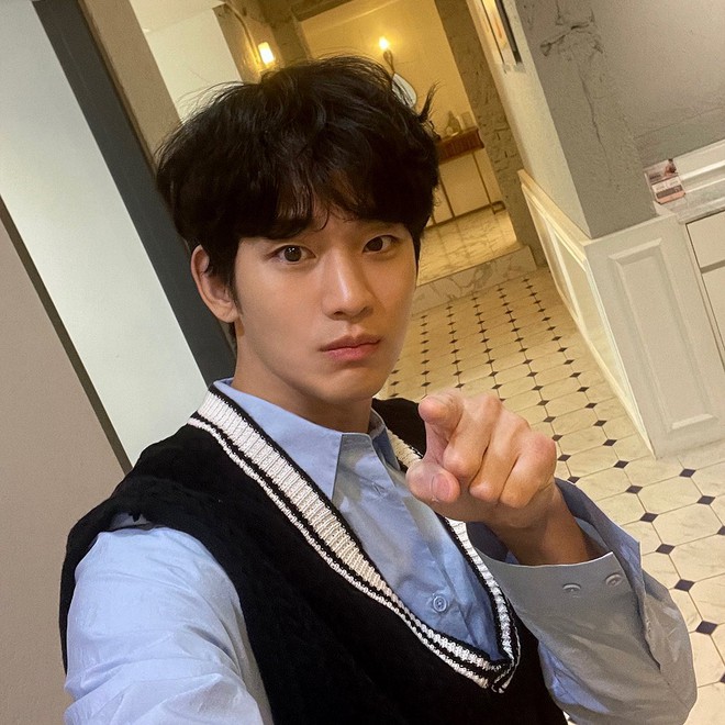 Kim Soo Hyun tiếp tục diện item "vật bất ly thân" mà chỉ Kim Ji Won mới bỏ xuống được- Ảnh 12. Kim Soo Hyun tiếp tục diện item "vật bất ly thân" mà chỉ Kim Ji Won mới bỏ xuống được- Ảnh 12.