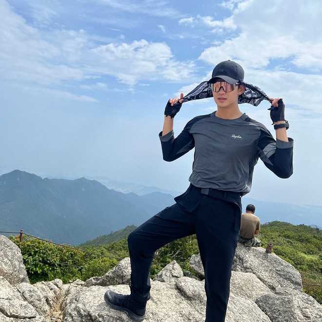 Kim Soo Hyun tiếp tục diện item "vật bất ly thân" mà chỉ Kim Ji Won mới bỏ xuống được- Ảnh 17. Kim Soo Hyun tiếp tục diện item "vật bất ly thân" mà chỉ Kim Ji Won mới bỏ xuống được- Ảnh 17.