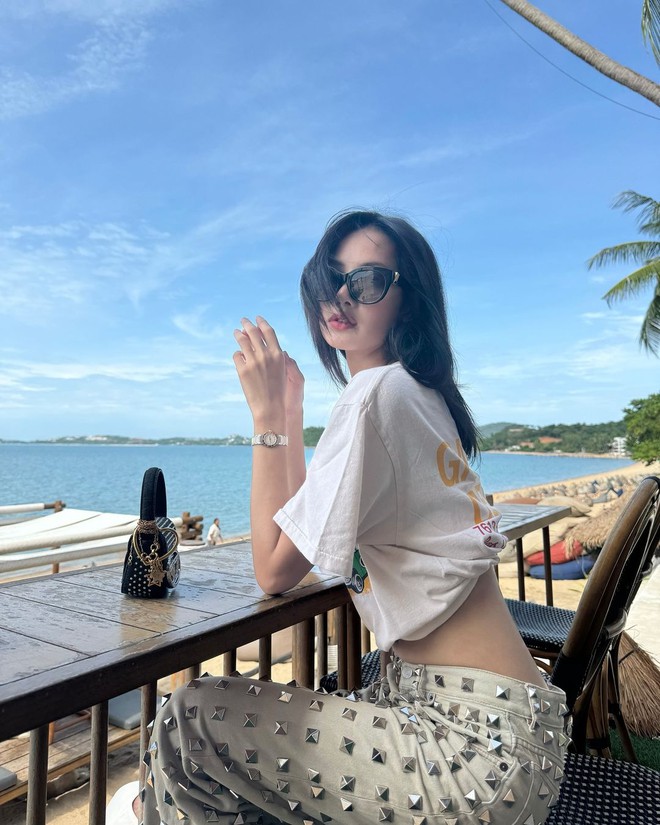 Nóng hơn cả thời tiết là Lisa khi đi biển: Mặc kín mặc hở, kiểu nào cũng Nóng hơn cả thời tiết là Lisa khi đi biển: Mặc kín mặc hở, kiểu nào cũng