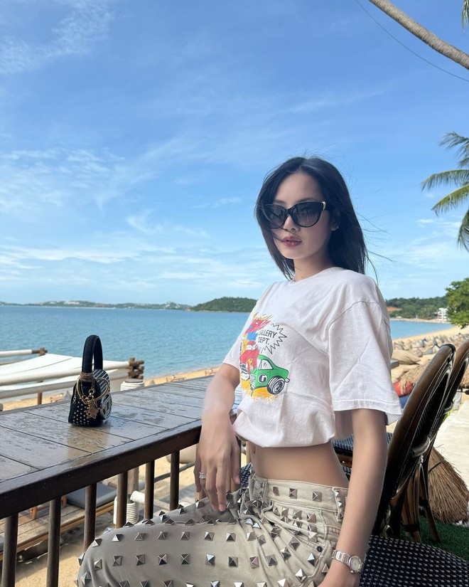 Nóng hơn cả thời tiết là Lisa khi đi biển: Mặc kín mặc hở, kiểu nào cũng Nóng hơn cả thời tiết là Lisa khi đi biển: Mặc kín mặc hở, kiểu nào cũng