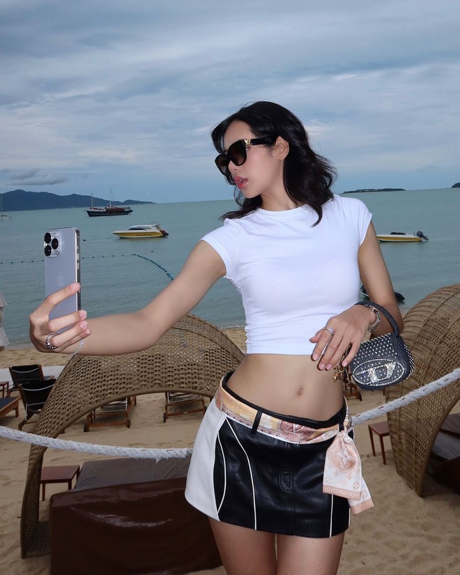 Nóng hơn cả thời tiết là Lisa khi đi biển: Mặc kín mặc hở, kiểu nào cũng Nóng hơn cả thời tiết là Lisa khi đi biển: Mặc kín mặc hở, kiểu nào cũng