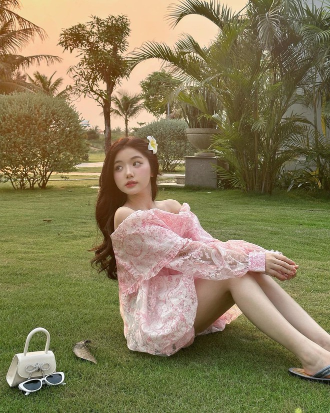 Style mùa hè của "tiên nữ mukbang" sở hữu 61 triệu like trên TikTok: Càng ngắm càng say đắm!- Ảnh 13. Style mùa hè của "tiên nữ mukbang" sở hữu 61 triệu like trên TikTok: Càng ngắm càng say đắm!- Ảnh 13.