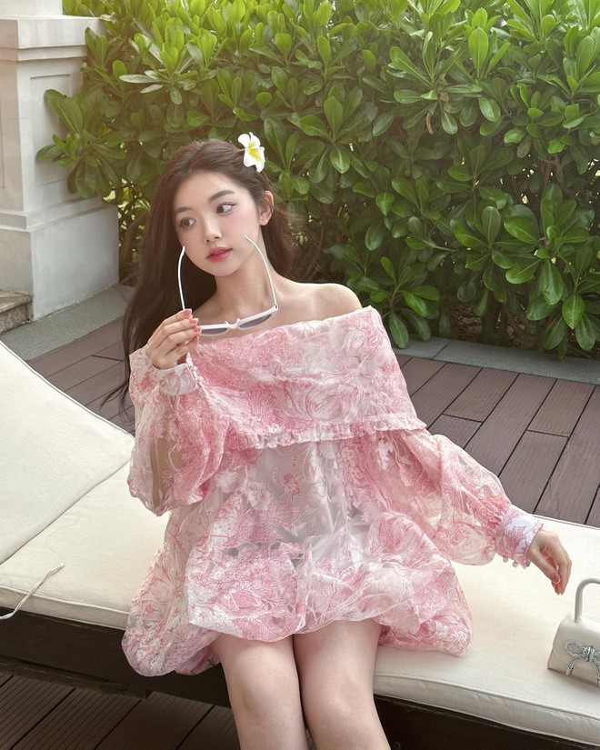 Style mùa hè của "tiên nữ mukbang" sở hữu 61 triệu like trên TikTok: Càng ngắm càng say đắm!- Ảnh 14. Style mùa hè của "tiên nữ mukbang" sở hữu 61 triệu like trên TikTok: Càng ngắm càng say đắm!- Ảnh 14.