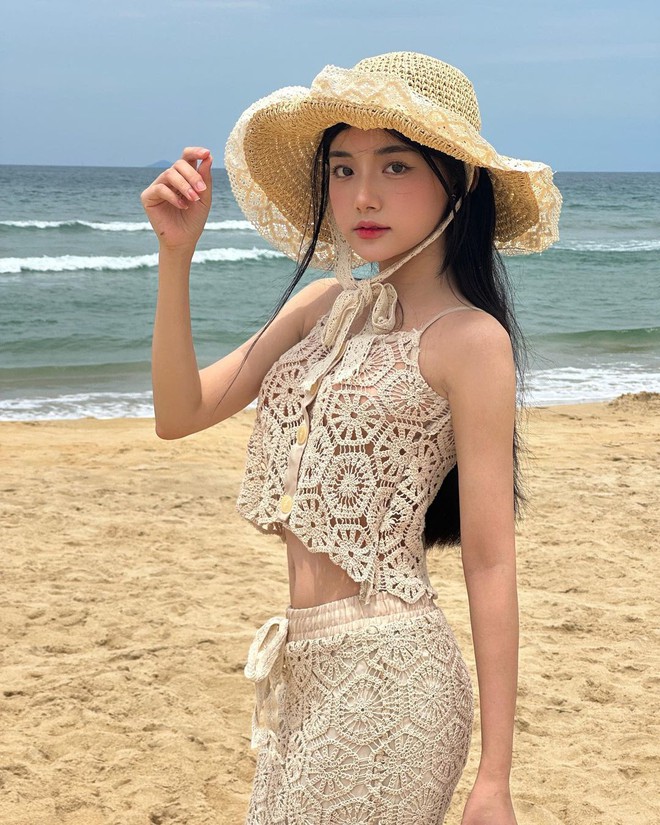 Style mùa hè của "tiên nữ mukbang" sở hữu 61 triệu like trên TikTok: Càng ngắm càng say đắm!- Ảnh 11. Style mùa hè của "tiên nữ mukbang" sở hữu 61 triệu like trên TikTok: Càng ngắm càng say đắm!- Ảnh 11.