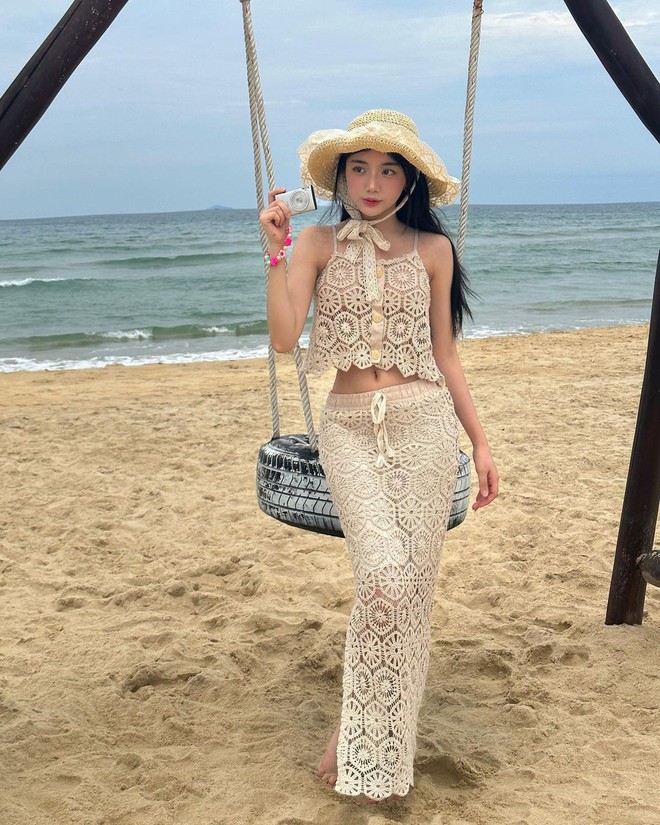 Style mùa hè của "tiên nữ mukbang" sở hữu 61 triệu like trên TikTok: Càng ngắm càng say đắm!- Ảnh 12. Style mùa hè của "tiên nữ mukbang" sở hữu 61 triệu like trên TikTok: Càng ngắm càng say đắm!- Ảnh 12.