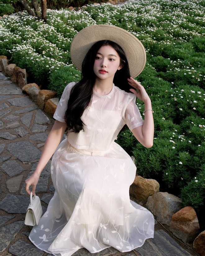 Style mùa hè của "tiên nữ mukbang" sở hữu 61 triệu like trên TikTok: Càng ngắm càng say đắm!- Ảnh 4. Style mùa hè của "tiên nữ mukbang" sở hữu 61 triệu like trên TikTok: Càng ngắm càng say đắm!- Ảnh 4.