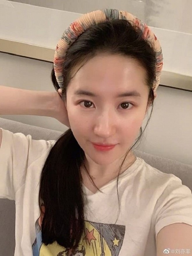 Lưu Diệc Phi mạnh dạn khoe mặt mộc trên phim mới nhưng so với ngoài đời vẫn thua xa- Ảnh 3. Lưu Diệc Phi mạnh dạn khoe mặt mộc trên phim mới nhưng so với ngoài đời vẫn thua xa- Ảnh 3.
