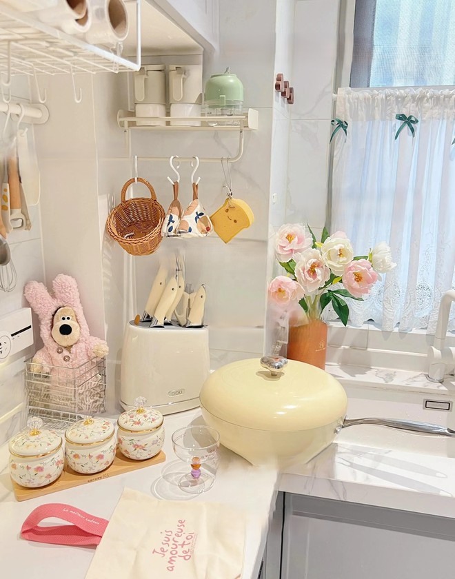 Chủ nhân "bánh bèo" và căn hộ tông hồng trắng xinh như ảnh trên Pinterest: Ai ngắm xong cũng phải "thả tim"- Ảnh 18. Chủ nhân "bánh bèo" và căn hộ tông hồng trắng xinh như ảnh trên Pinterest: Ai ngắm xong cũng phải "thả tim"- Ảnh 18.