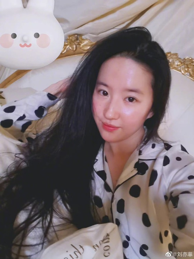 Lưu Diệc Phi mạnh dạn khoe mặt mộc trên phim mới nhưng so với ngoài đời vẫn thua xa- Ảnh 2. Lưu Diệc Phi mạnh dạn khoe mặt mộc trên phim mới nhưng so với ngoài đời vẫn thua xa- Ảnh 2.