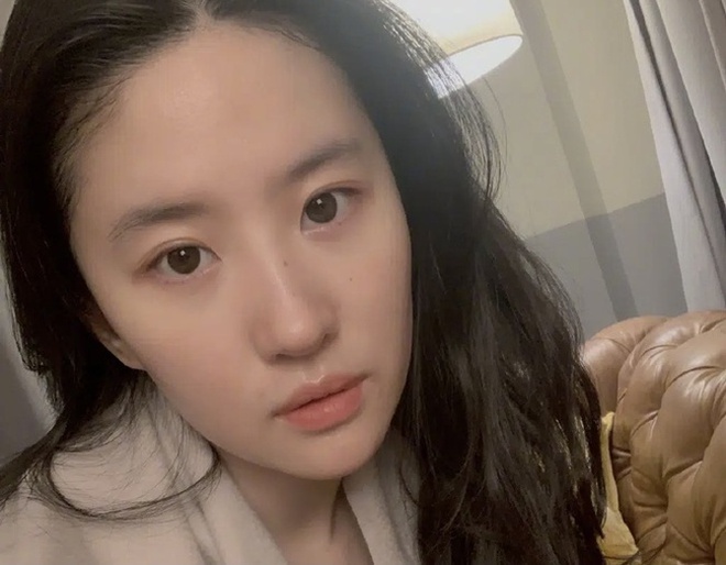 Lưu Diệc Phi mạnh dạn khoe mặt mộc trên phim mới nhưng so với ngoài đời vẫn thua xa- Ảnh 4. Lưu Diệc Phi mạnh dạn khoe mặt mộc trên phim mới nhưng so với ngoài đời vẫn thua xa- Ảnh 4.
