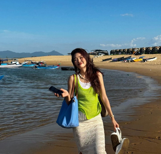 Gái xinh đi biển nhất định phải đeo món phụ kiện vừa rẻ, vừa sành điệu lại hợp "summer vibes"!- Ảnh 14. Gái xinh đi biển nhất định phải đeo món phụ kiện vừa rẻ, vừa sành điệu lại hợp "summer vibes"!- Ảnh 14.