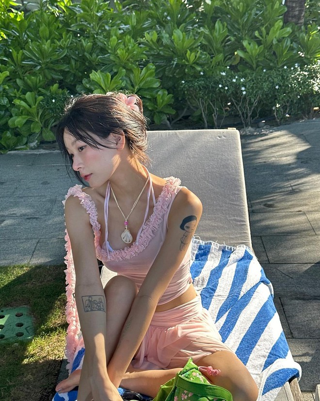 Gái xinh đi biển nhất định phải đeo món phụ kiện vừa rẻ, vừa sành điệu lại hợp "summer vibes"!- Ảnh 4. Gái xinh đi biển nhất định phải đeo món phụ kiện vừa rẻ, vừa sành điệu lại hợp "summer vibes"!- Ảnh 4.