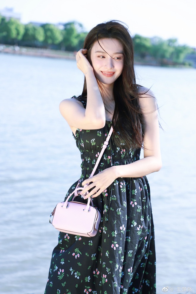 "Bản sao Lưu Diệc Phi" visual đã đẹp xuất sắc, ngắm style đời thường lại càng u mê- Ảnh 13.