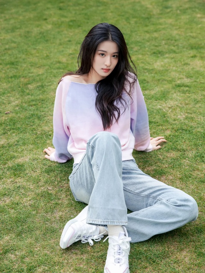 "Bản sao Lưu Diệc Phi" visual đã đẹp xuất sắc, ngắm style đời thường lại càng u mê- Ảnh 3.