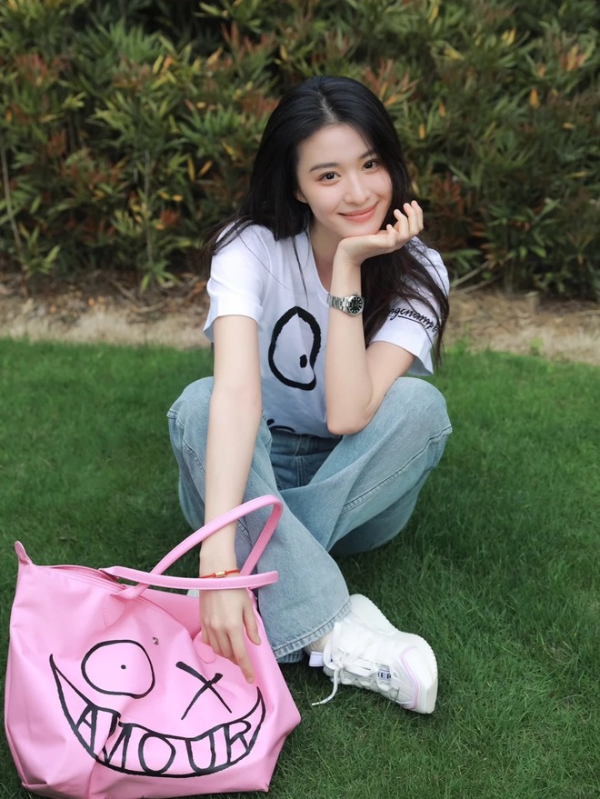"Bản sao Lưu Diệc Phi" visual đã đẹp xuất sắc, ngắm style đời thường lại càng u mê- Ảnh 6.