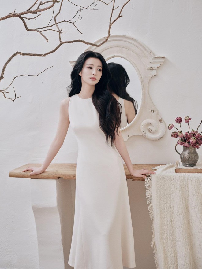 "Bản sao Lưu Diệc Phi" visual đã đẹp xuất sắc, ngắm style đời thường lại càng u mê- Ảnh 10.