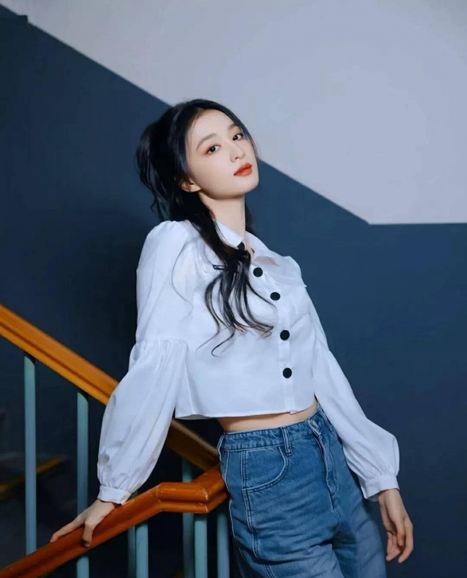 "Bản sao Lưu Diệc Phi" visual đã đẹp xuất sắc, ngắm style đời thường lại càng u mê- Ảnh 2.