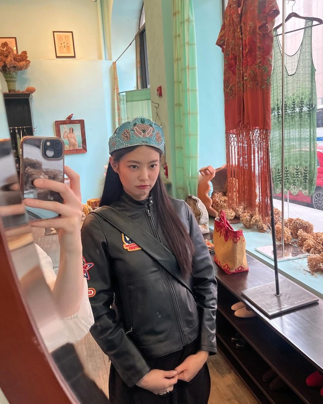 Jennie vẫn nghiện túi “bánh sừng bò” lắm, còn rủ cả Jisoo mê cùng!- Ảnh 12.