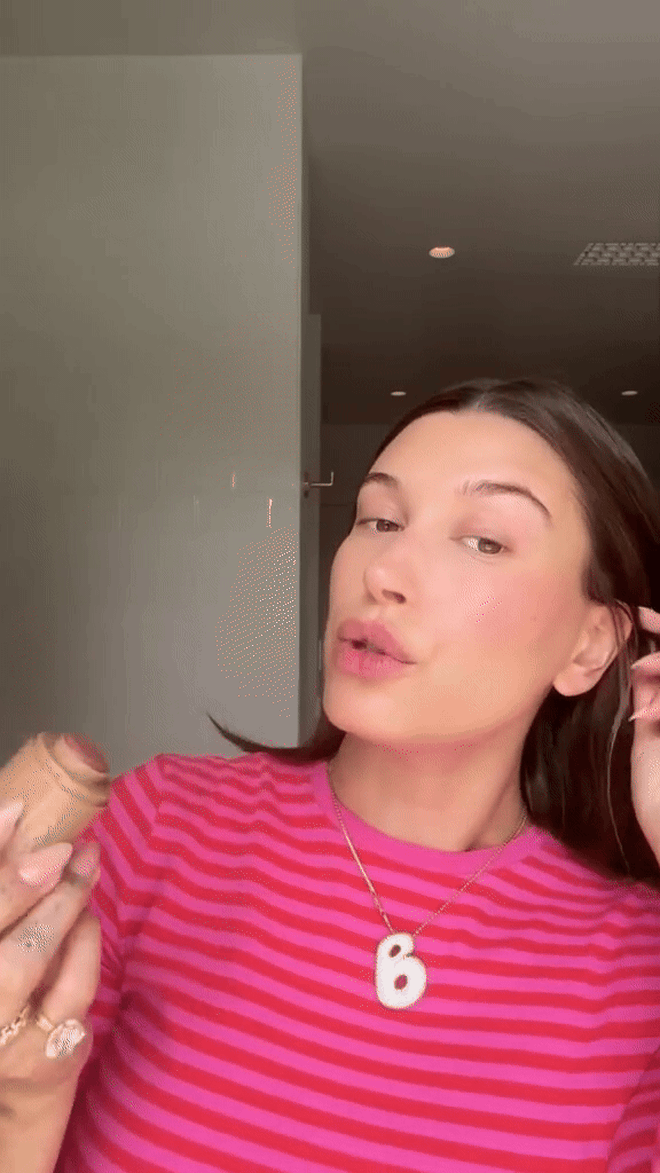 Mỹ phẩm của "IT-girl" Hailey Bieber lại "gây sốt": Thỏi má hồng kiêm son hơn 600k có đáng mua?- Ảnh 1.