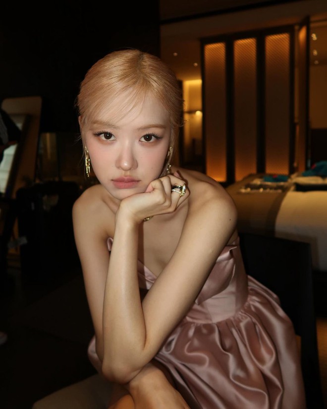 Rosé xinh đẹp quá mức quy định mỗi lần diện váy điệu- Ảnh 1. Rosé xinh đẹp quá mức quy định mỗi lần diện váy điệu- Ảnh 1.